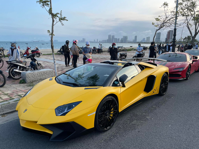   Having just bought the first Lamborghini Aventador SV Roadster in Vietnam, the car owner is willing to spend hundreds of millions of degrees on a golden detail under the car - Photo 5.