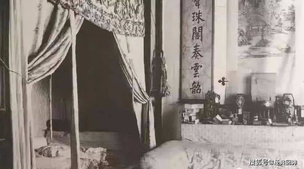 Bộ ảnh hiếm chụp hôn lễ của hoàng đế Trung Quốc cuối cùng: Linh đình tột bậc, có một vật trong phòng tân hôn khiến hậu thế ngạc nhiên - Ảnh 8.