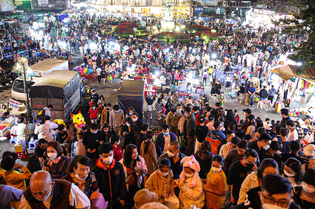 Ảnh: Biển người ken đặc ở chợ đêm Đà Lạt trong tối đầu tiên của kỳ nghỉ lễ 10/3, một số nơi không còn chỗ gửi xe - Ảnh 10.