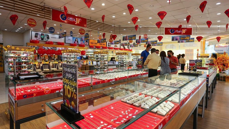 Không hẹn mà gặp, 2 ông lớn Thế giới Di động và FLC cùng đổ bộ thị trường trang sức: Người định hướng cao cấp, người bán hàng bình dân - Ảnh 4.