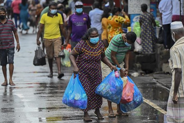 Thảm cảnh ở đất nước vỡ nợ Sri Lanka : Người dân không dám đi vệ sinh vì phí quá đắt, đến bệnh viện hay mua thuốc giảm đau cũng là điều xa xỉ - Ảnh 2.