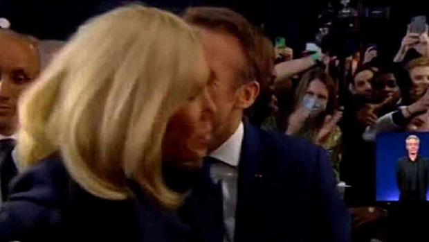 Khoảnh khắc làm chao đảo MXH: Tổng thống Pháp trao nụ hôn cho vợ nhưng Đệ nhất phu nhân có phản ứng khiến ông sượng mặt - Ảnh 2.