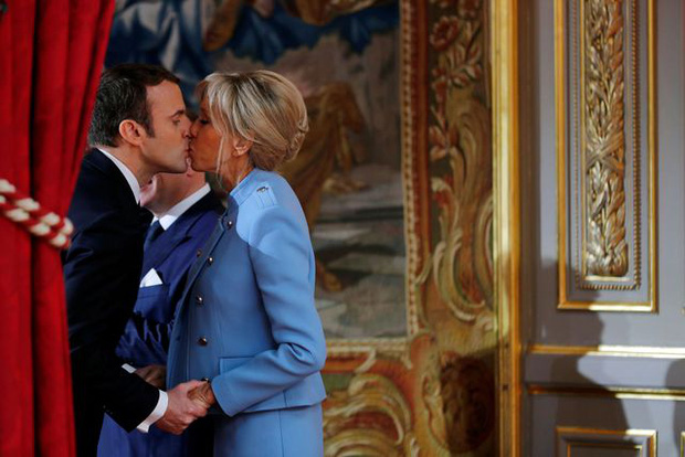 Khoảnh khắc làm chao đảo MXH: Tổng thống Pháp trao nụ hôn cho vợ nhưng Đệ nhất phu nhân có phản ứng khiến ông sượng mặt - Ảnh 3.