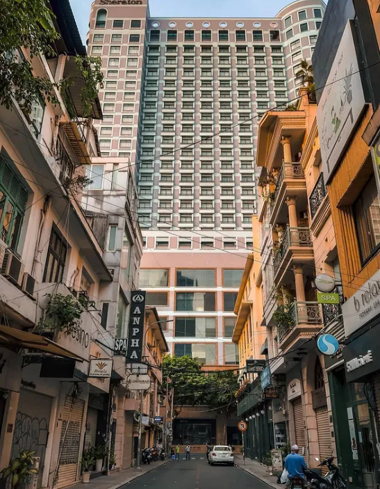 Ngắm nhìn loạt khách sạn 5-6 sao của người Hoa trên đất Việt: Toàn những công trình giá trị khủng, sang trọng bậc nhất, lọt BXH thế giới - Ảnh 1.