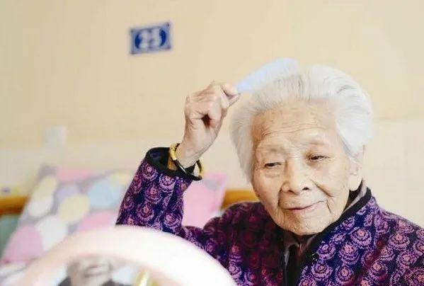 Cụ bà 106 tuổi nhưng mạch máu trẻ như người 50: Bí quyết sống thọ không phải tập thể dục mà liên quan đến 2 TỪ vừa đơn giản vừa miễn phí - Ảnh 1.