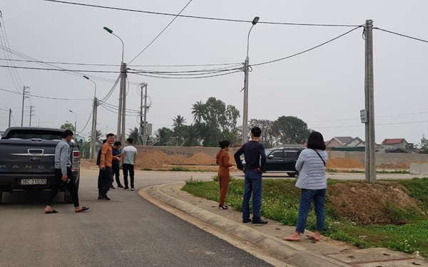  “Nghẹn lòng” vì cầm tiền tỉ không mua được mảnh đất ở quê, đường trong thôn  - Ảnh 1.