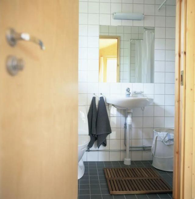 Should the bathroom door be closed after using it?  The answer is very simple, but many people still do it wrong - Photo 1.