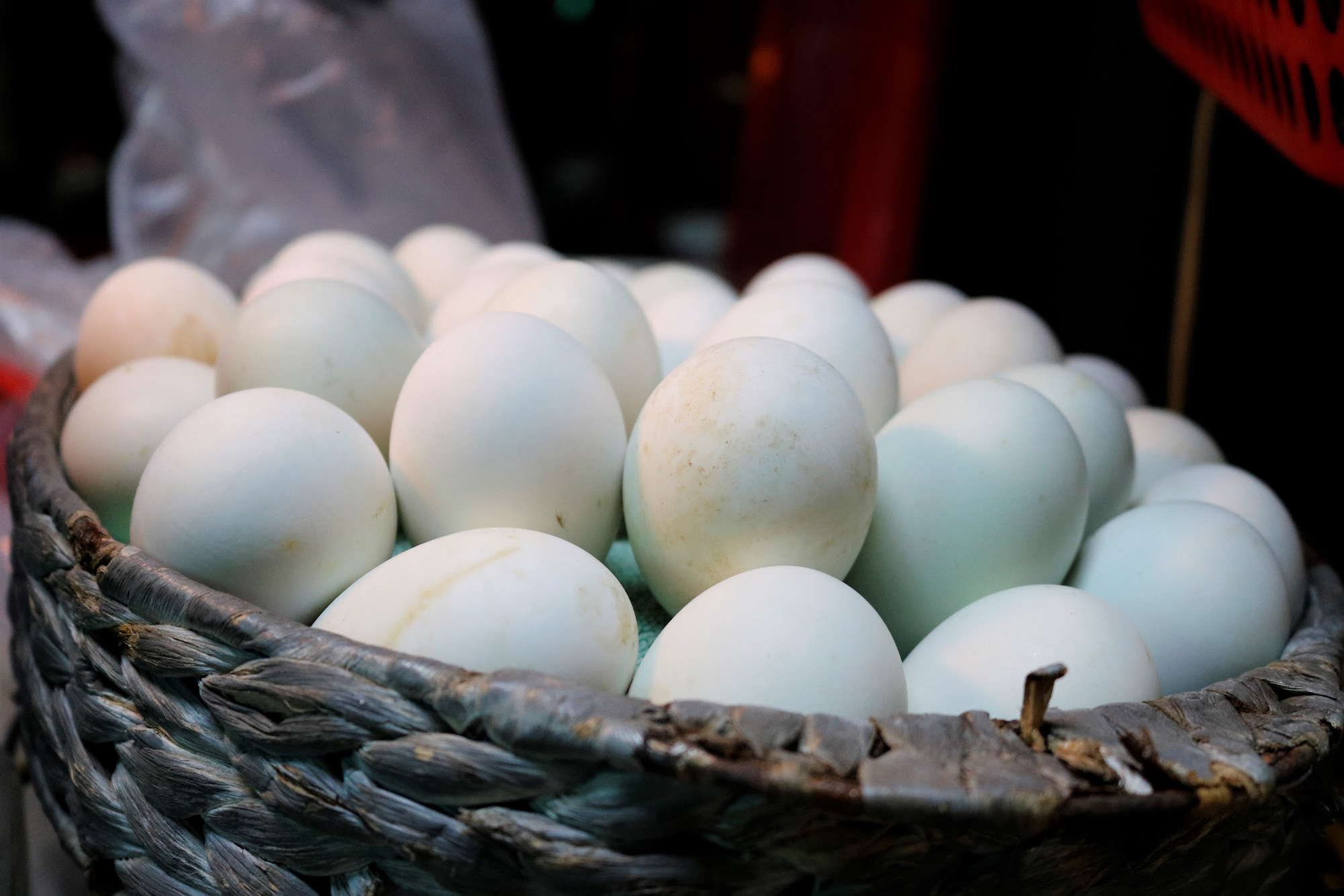 Quán trứng vịt lộn ''chơi trội'' nhất Sài Gòn: Dùng ô tô đưa rước khách  miễn phí, bà chủ nắm giữ công thức luộc trứng ''thần thánh'', mỗi ngày bán  hơn 3000