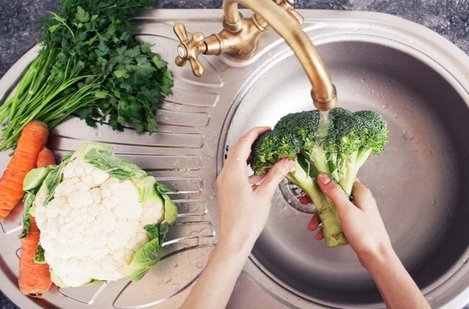 Rửa rau sai cách bằng nước muối HẠI ngang với ngâm thuốc sâu: Nhiều gia ...
