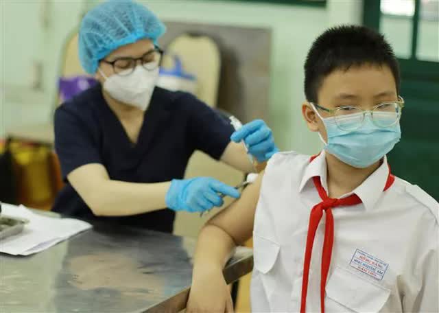 Hanoi simultaneously vaccinated against COVID-19 for children from 5 to under 12 years old - Photo 2.