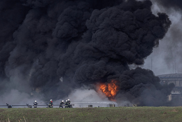   Russia said it shot down a Ukrainian transport plane carrying Western weapons - Photo 1.