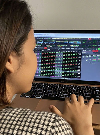 Núp lùm trong các group Zalo/Tele chứng khoán, nhiều người mong hóng thêm tin mật, nào ngờ lại thành con gà ấp chứng mà chẳng hay! - Ảnh 1. Núp lùm trong các group Zalo/Tele chứng khoán, nhiều người mong hóng thêm tin mật, nào ngờ lại thành con gà ấp chứng mà chẳng hay! - Ảnh 1.