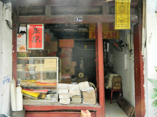 The only house selling dó paper over 130 years old in Hanoi's old quarter, preserving both hand-painted dó paper with a sunken dragon pattern of the Nguyen Dynasty - Photo 1.