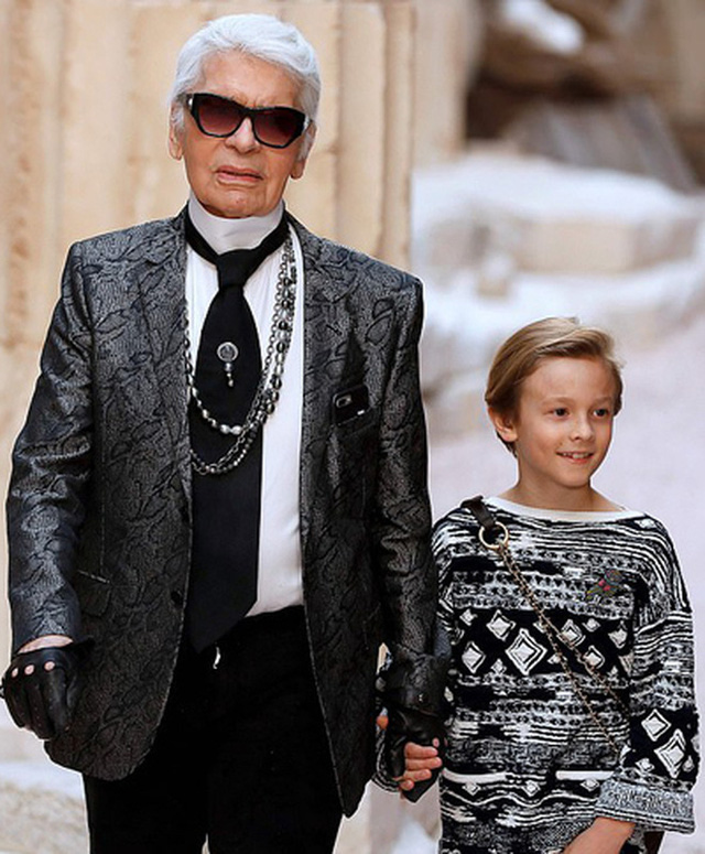   “The little prince with a great spirit, just 2 years old, strode at the Chanel show, how is he now with a million dollar fortune?  - Photo 8.