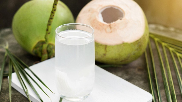 Thấy gì khi soi nước dừa khi dưới kính hiển vi và cảnh báo 1 sai lầm uống nước dừa có thể gây hại cho nội tạng - Ảnh 3.