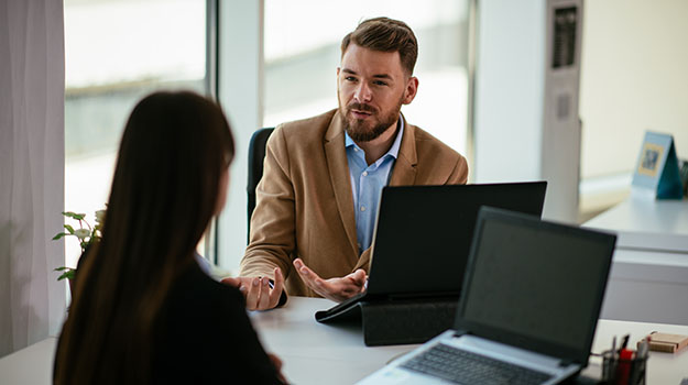 Research: The most 'dangerous' place is the safest place, the most favorable feng shui position at work is sitting opposite the boss!  - Photo 2.