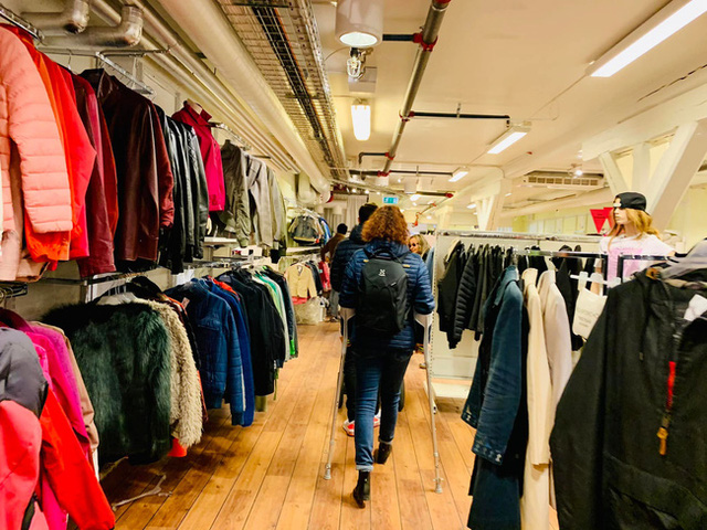 Bám càng bà mẹ Việt vào tiệm ĐỒ SI ở châu Âu: Ngỡ lạc vào shop đồ hiệu chanh sả, đáp ứng đủ tiêu chí vừa rẻ vừa đẹp! - Ảnh 2.