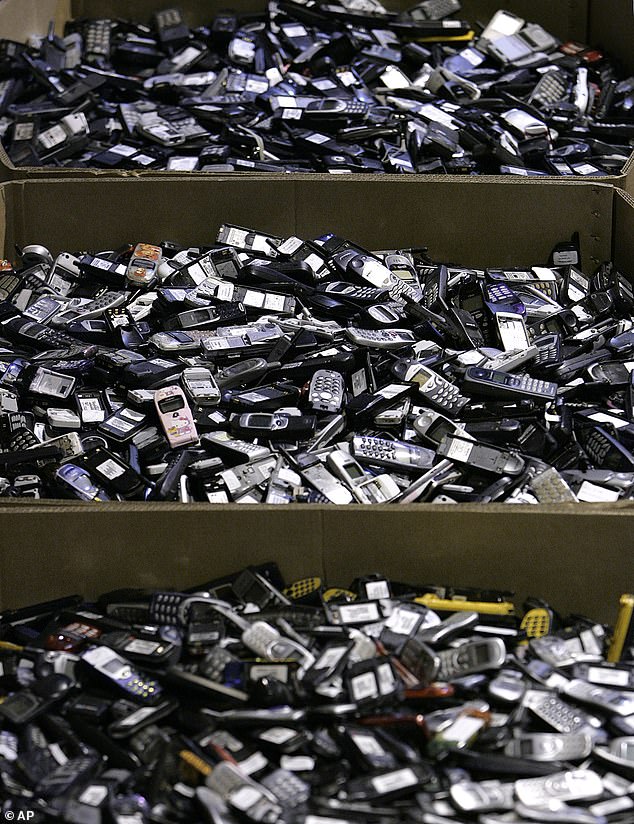   A ton of recycled iPhones can yield about 300 times more gold than mining - what's lurking inside our smartphones?  - Photo 1.