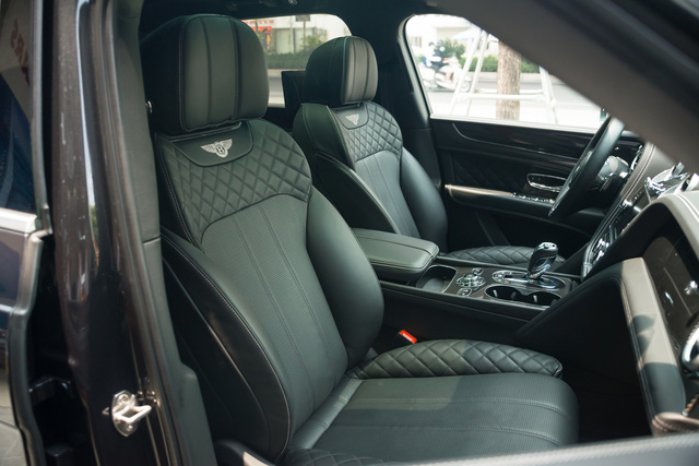 Mang nhiều chi tiết cá nhân hóa, chiếc Bentley Bentayga này dù cũ vẫn có giá lên tới hơn 15 tỷ đồng - Ảnh 20.