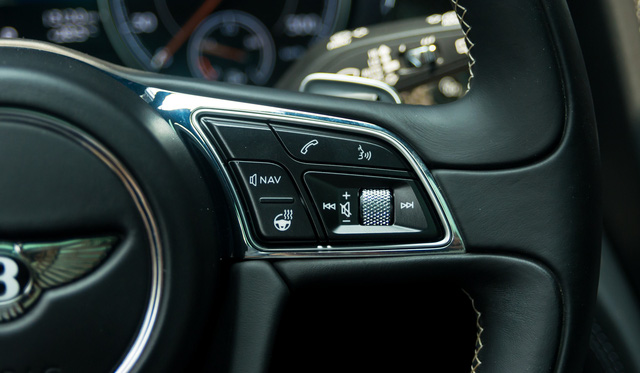 Mang nhiều chi tiết cá nhân hóa, chiếc Bentley Bentayga này dù cũ vẫn có giá lên tới hơn 15 tỷ đồng - Ảnh 24.
