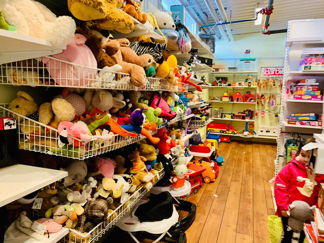Bám càng bà mẹ Việt vào tiệm ĐỒ SI ở châu Âu: Ngỡ lạc vào shop đồ hiệu chanh sả, đáp ứng đủ tiêu chí vừa rẻ vừa đẹp! - Ảnh 6.