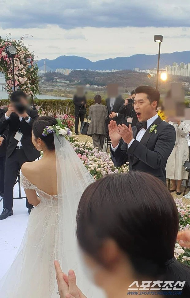  Đến giờ mới lộ clip cận cảnh Hyun Bin và Son Ye Jin bước vào lễ đường: Thấy được biểu cảm thật của cô dâu chú rể rồi trời ơi! - Ảnh 3.