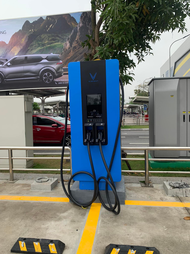 Trạm sạc xe điện siêu tốc của VinFast xuất hiện tại Việt Nam, công suất ngang ngửa Supercharger của Tesla - Ảnh 1.