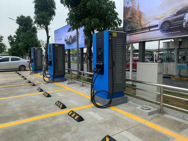Trạm sạc xe điện siêu tốc của VinFast xuất hiện tại Việt Nam, công suất ngang ngửa Supercharger của Tesla - Ảnh 2.