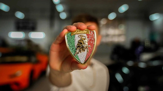 Dân chơi tự chế tác logo kim cương giá gần 1 tỷ đồng để gắn lên Lamborghini Urus - Ảnh 2. Dân chơi tự chế tác logo kim cương giá gần 1 tỷ đồng để gắn lên Lamborghini Urus - Ảnh 2.