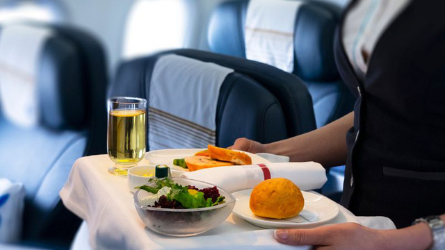  Đi máy bay đừng ăn những món này nếu không muốn bụng dạ biểu tình: Chuyên gia khuyến cáo  - Ảnh 1.
