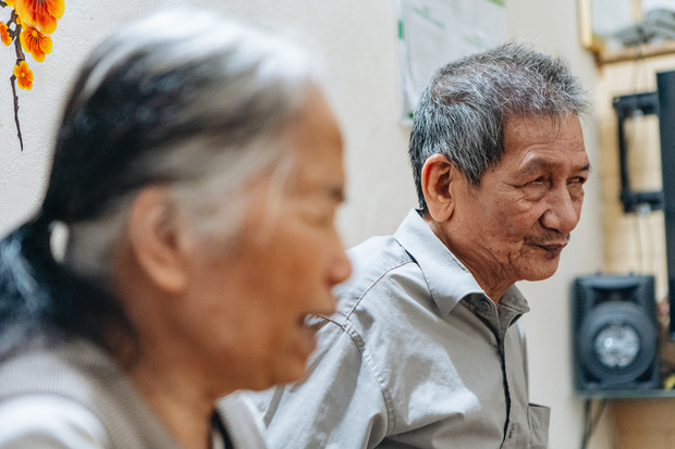 Đôi vợ chồng mù Hà Nội dắt tay nhau bán chổi và câu chuyện tình bền chặt suốt 40 năm khiến ai cũng ngưỡng mộ - Ảnh 13.