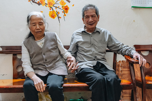 Đôi vợ chồng mù Hà Nội dắt tay nhau bán chổi và câu chuyện tình bền chặt suốt 40 năm khiến ai cũng ngưỡng mộ - Ảnh 4.