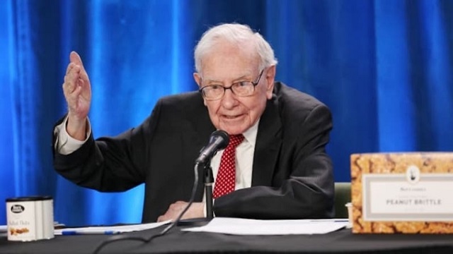 The American pension fund wants to push Warren Buffett out of the chairmanship of Berkshire Hathaway - Photo 1.