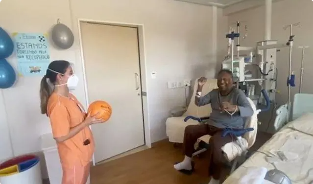Huyền thoại bóng đá Pele rời bệnh viện sau đợt điều trị ung thư - Ảnh 1.