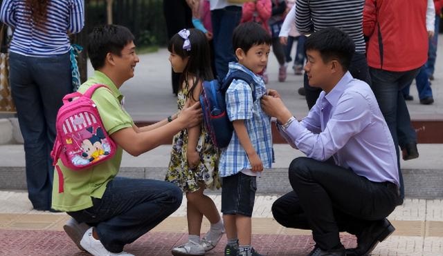 37 phụ huynh đồng loạt làm đơn, yêu cầu nhà trường tư vấn cho bé gái 7 tuổi CHUYỂN TRƯỜNG, cư dân mạng nhận xét: Không bênh được - Ảnh 1.