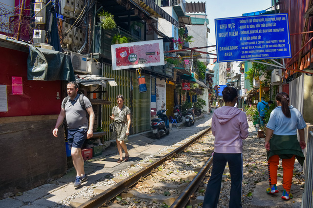 Phố cà phê đường tàu ở Hà Nội đón khách trở lại với nhiều thay đổi lớn - Ảnh 2.