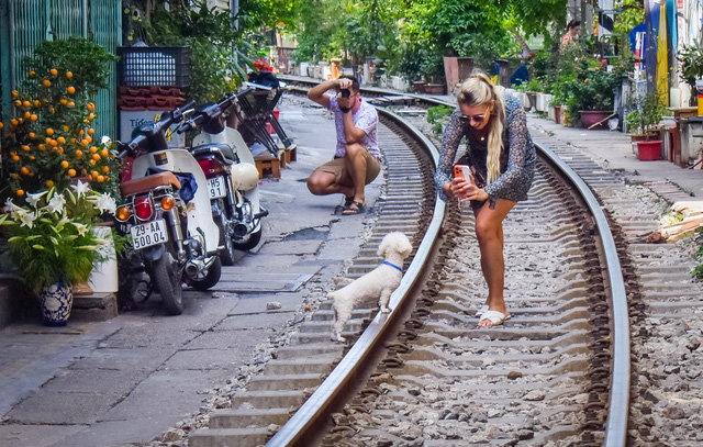 Phố cà phê đường tàu ở Hà Nội đón khách trở lại với nhiều thay đổi lớn - Ảnh 5.