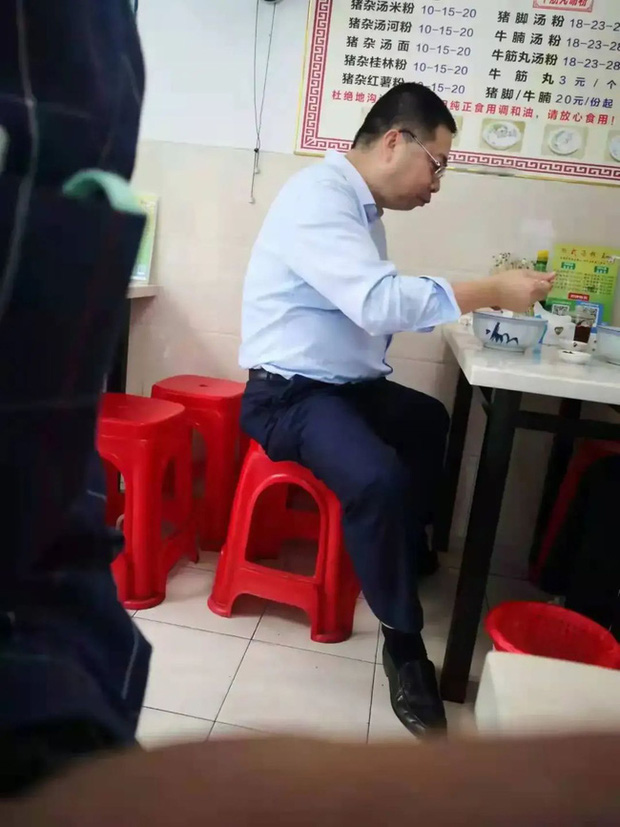 Tỷ phú Trung Quốc giàu nứt đố đổ vách đi ăn tô mì 35.000 đồng: Từ anh chàng bán rau trở thành ông trùm BĐS, làm đảo điên giới nhà đất vì phi vụ thu mua công ty chấn động - Ảnh 1. Tỷ phú Trung Quốc giàu nứt đố đổ vách đi ăn tô mì 35.000 đồng: Từ anh chàng bán rau trở thành ông trùm BĐS, làm đảo điên giới nhà đất vì phi vụ thu mua công ty chấn động - Ảnh 1.