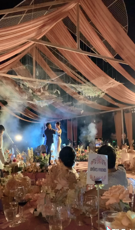 Đám cưới hot nhất tại Phú Quốc gây chú ý bởi màn đánh golf bắn pháo hoa đầy mùi tiền từ cô dâu chú rể - Ảnh 2.