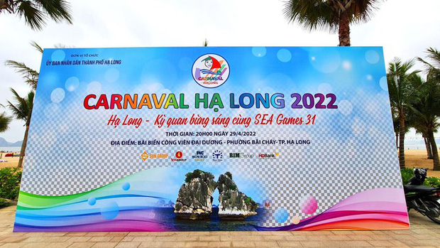 Bất ngờ hàng loạt biển quảng cáo Carnaval Hạ Long 2022 bị thu hồi - Ảnh 1.