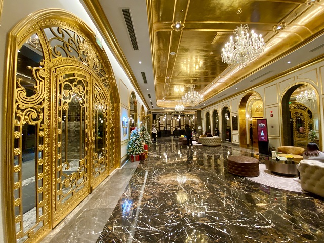 3 khách sạn dát vàng của Việt Nam: Giá chỉ bằng 10% mức thông thường, toilet dát vàng khiến báo Nga cũng phải trầm trồ - Ảnh 5.