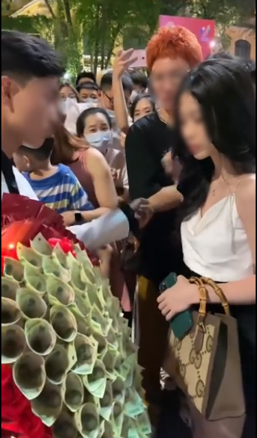 Unscrupulous money bouquet and failed confession in the crowd: Even with a 500 note, no woman wants to nod, gentlemen!  - Photo 2.