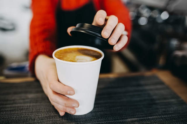   Research in India: Drinking coffee in paper cups is harmful to health - Photo 1.