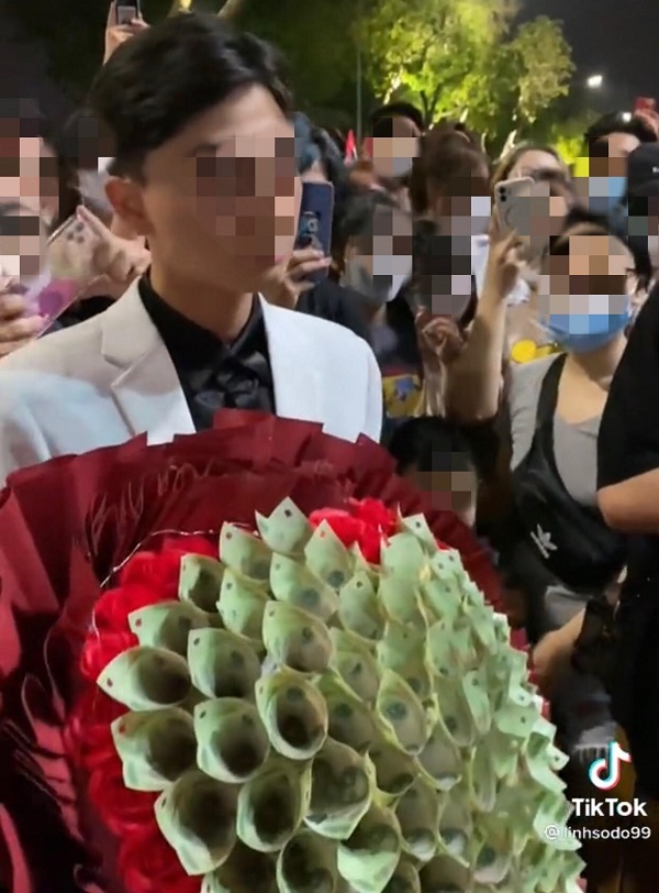 Unscrupulous money bouquet and failed confession in the crowd: Even with a 500 note, no woman wants to nod, gentlemen!  - Photo 3.