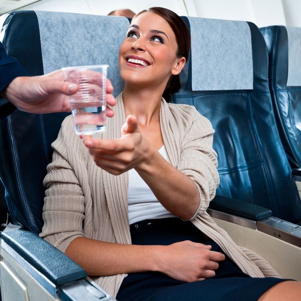 Cảnh báo đi máy bay đừng tự ý đổi chỗ ngồi, đừng mặc quần đùi áo ngắn: Rủi ro nguy hiểm khôn lường! - Ảnh 8.