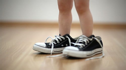Trẻ “đi giày sớm” và trẻ “luôn đi chân đất” có sự khác biệt ở IQ và 2 điểm này khi lớn lên - Ảnh 3. Trẻ “đi giày sớm” và trẻ “luôn đi chân đất” có sự khác biệt ở IQ và 2 điểm này khi lớn lên - Ảnh 3.