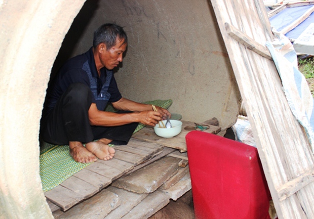  Gặp lại người cha 10 năm sống trong ống cống nuôi 2 con đỗ thủ khoa đại học ở Hà Nội: Tôi không còn ở cống nữa rồi - Ảnh 3.