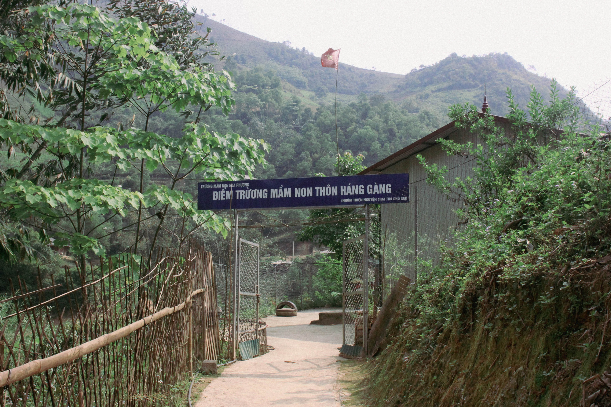 Chuyện 2 thầy giáo gà trống nuôi trẻ vùng cao, dành tâm huyết nửa đời người gieo ước mơ nơi khoảng trời heo hút - Ảnh 1. Chuyện 2 thầy giáo gà trống nuôi trẻ vùng cao, dành tâm huyết nửa đời người gieo ước mơ nơi khoảng trời heo hút - Ảnh 1.