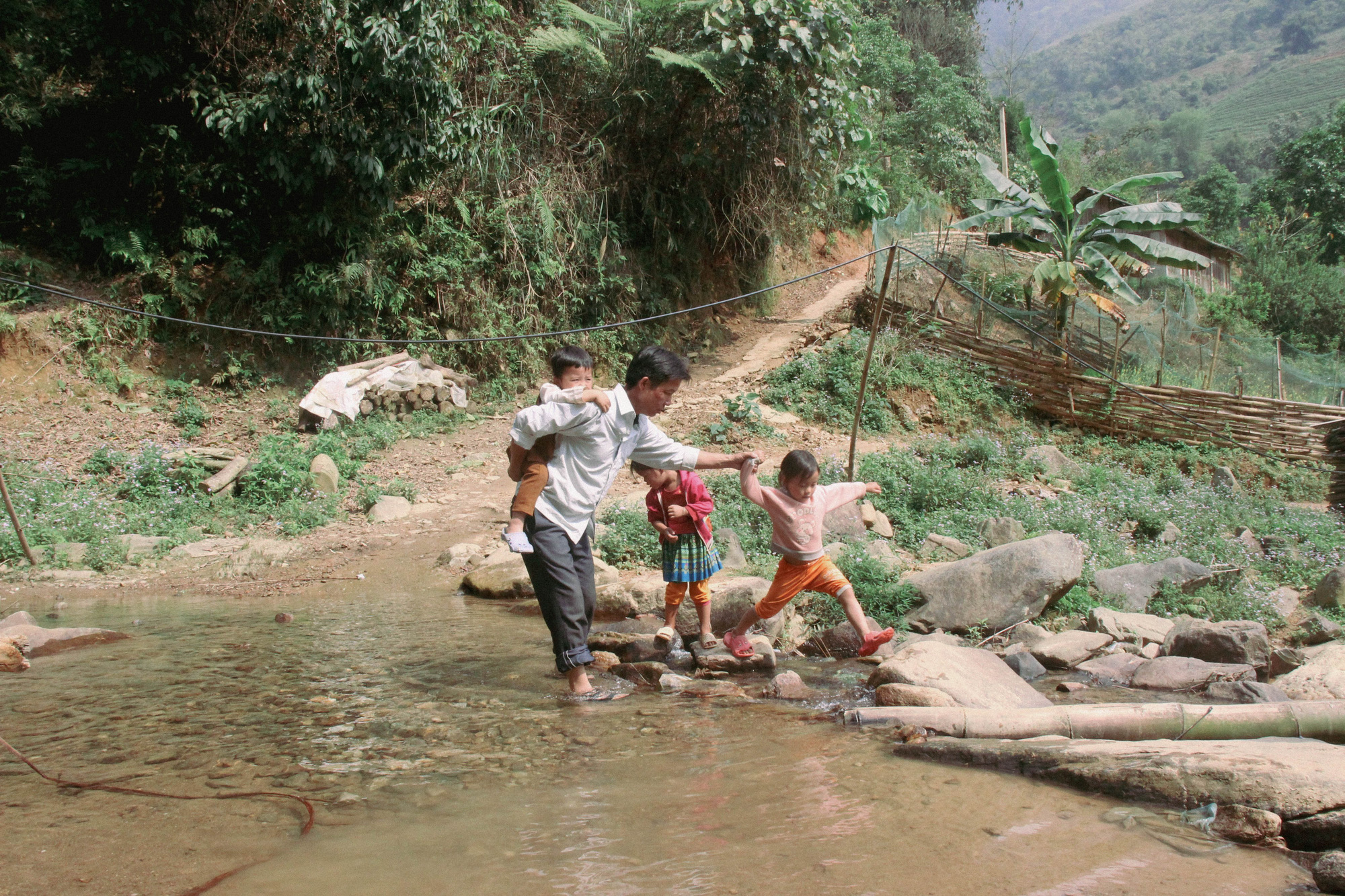 Chuyện 2 thầy giáo gà trống nuôi trẻ vùng cao, dành tâm huyết nửa đời người gieo ước mơ nơi khoảng trời heo hút - Ảnh 2. Chuyện 2 thầy giáo gà trống nuôi trẻ vùng cao, dành tâm huyết nửa đời người gieo ước mơ nơi khoảng trời heo hút - Ảnh 2.
