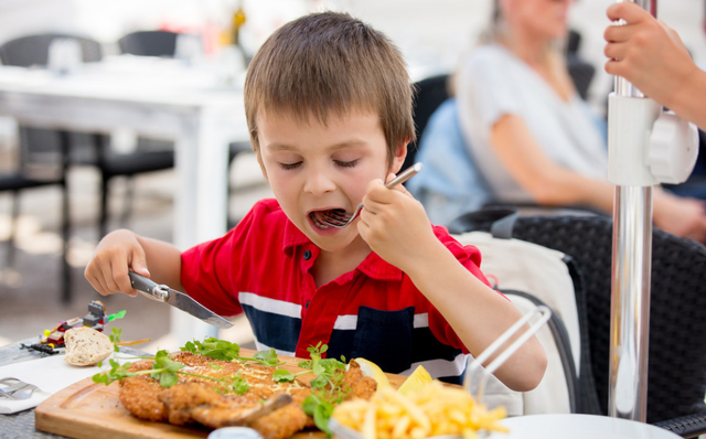 Lúc ngồi ăn cơm, con trẻ có 4 HÀNH VI xấu này thì mai sau khó lòng thành công: Cha mẹ cần uốn nắn ngay trước khi con lớn - Ảnh 2.